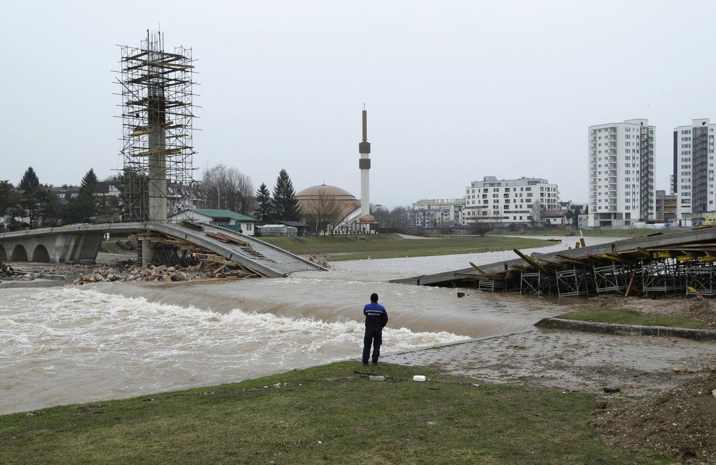Ilidža linnas üleujutuses kokku varisenud sild.