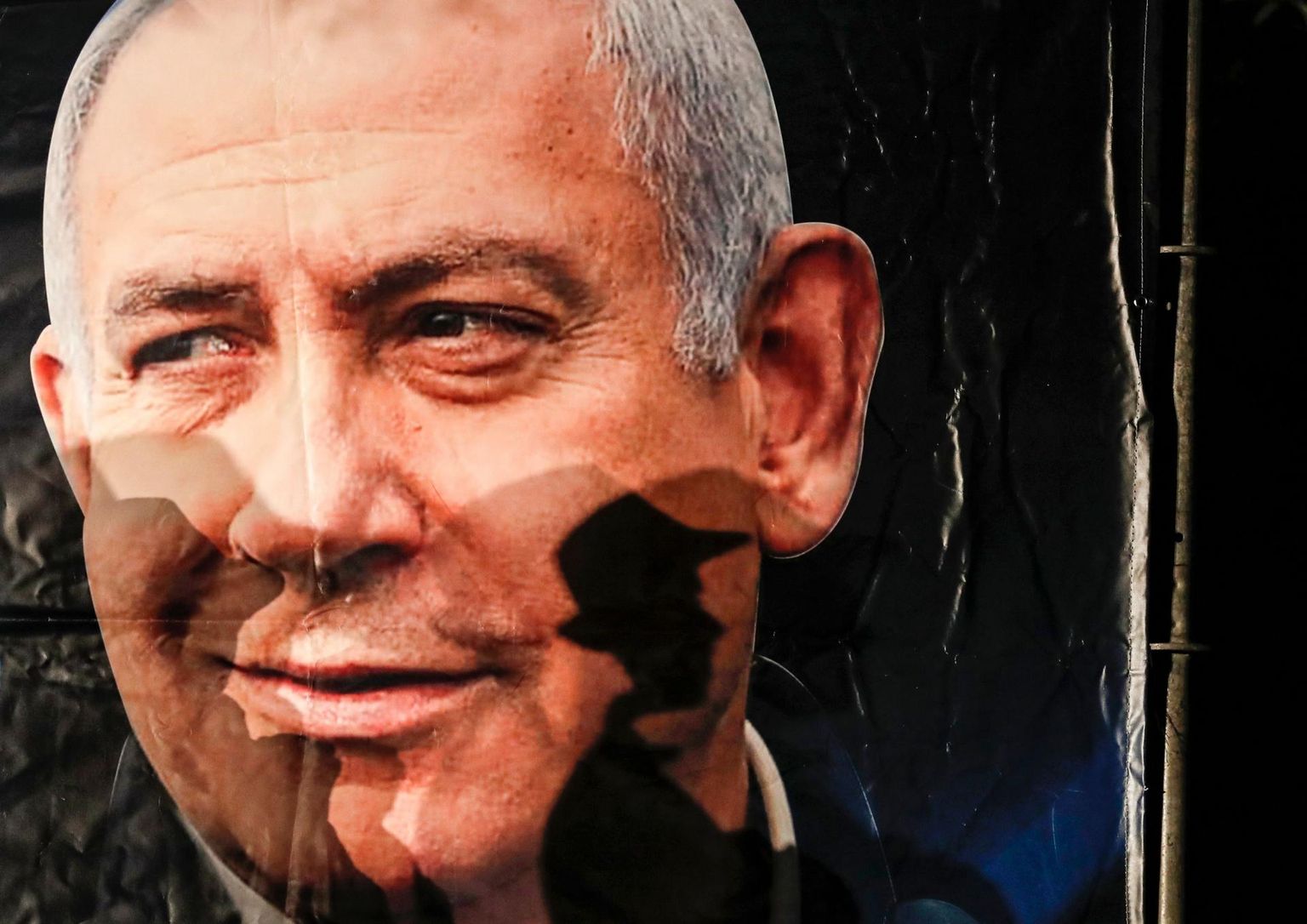 Alates 2009. aastast pole peaminister Benjamin Netanyahu positsioon olnud nii ebakindel, kuid siiski domineerib ta kogu poliitilisel mänguplatsil. 