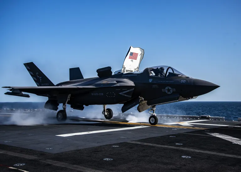F-35B varghävitaja lennukikandja pardal.