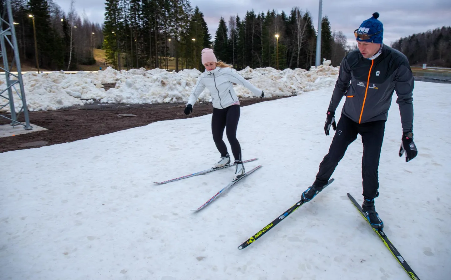 Vilunud murdmaasuusataja Aivar Rehemaa näitas Tartu Postimehe spordireporterile Lenel Karule jäisel rajal kõigepealt ette, milline on suusatades käte, jalgade ja keha õige asend.