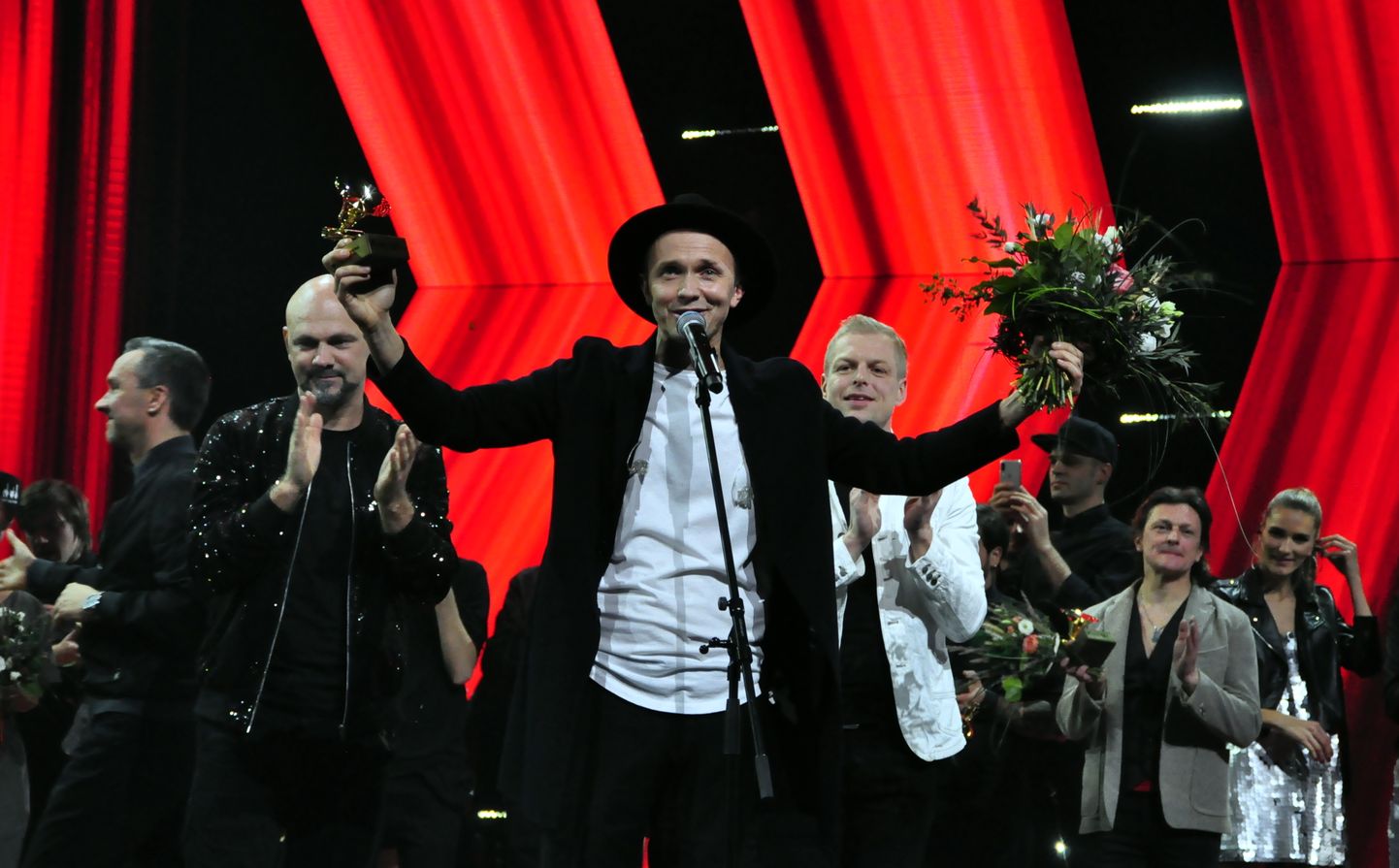"Latvijas Radio 2" gada vērtīgākās dziesmas "Muzikālā banka 2018" uzvarētāji - grupa "Prāta vētras" un solists Renārs Kaupers noslēguma ceremonijas laikā Daugavpilī.