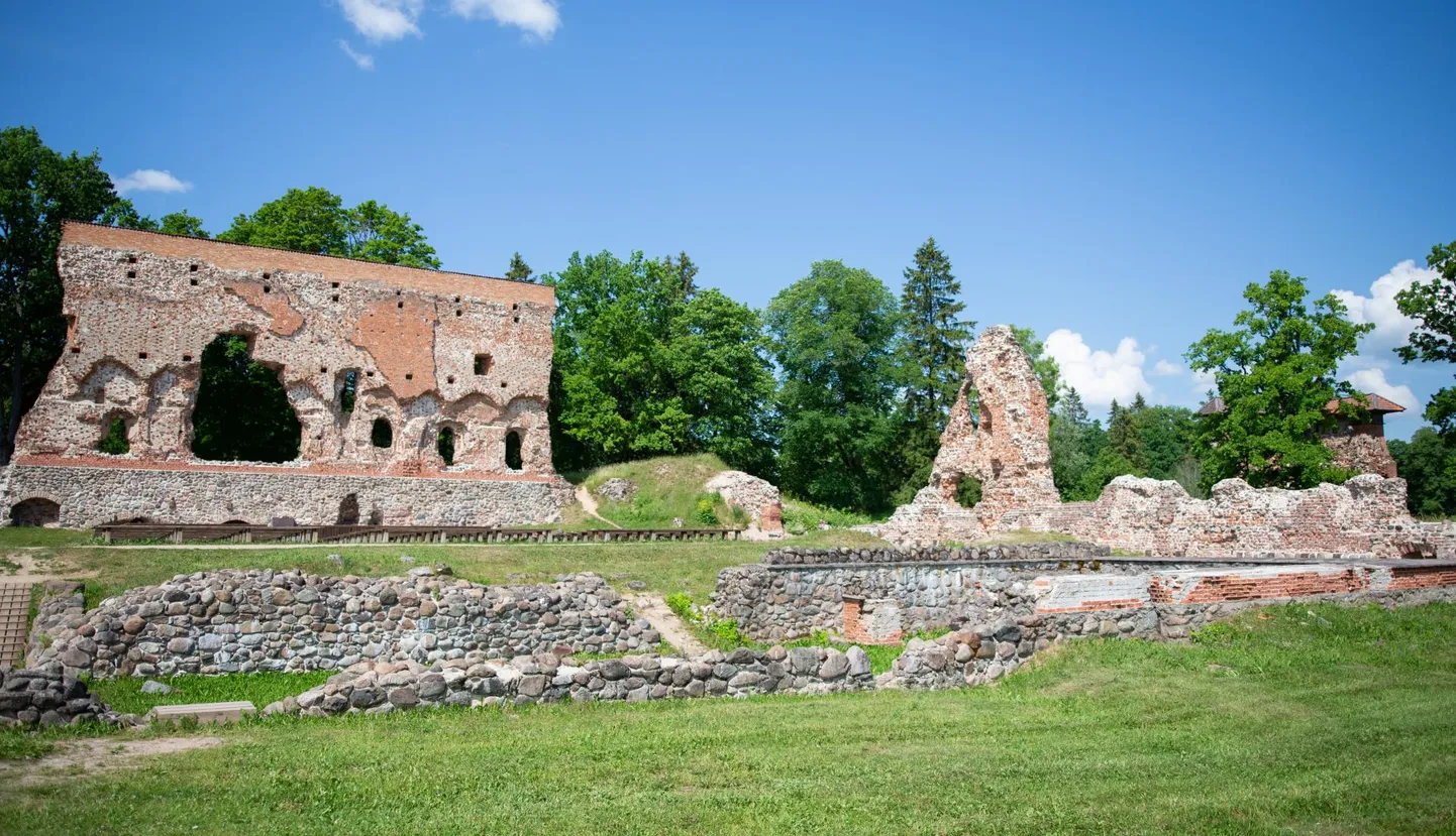 Viljandi lossivaremetes Kaevumäel hakatakse korrastama pildil esiplaanil olevat müürilõiku.