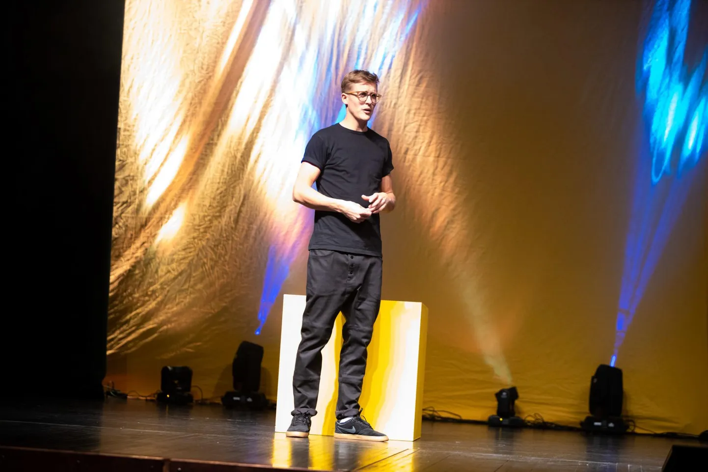 Tõnis Niinemets oma grow-up etenduse «The Kid» esietendusel.  FOTO: Harry Tiits