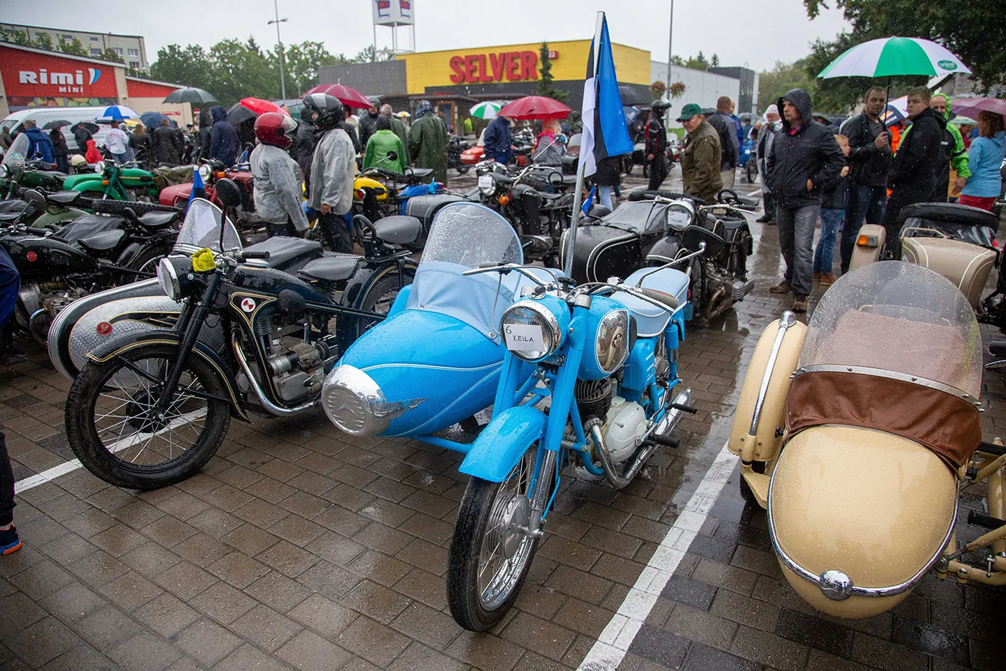 Külgkorviga mootorratturid kogunesid mullu Paidesse esimesele paraadile. Kehvale ilmale vaatamata tuli kolmerattalisi koos peremeestega kohale ligi 80.