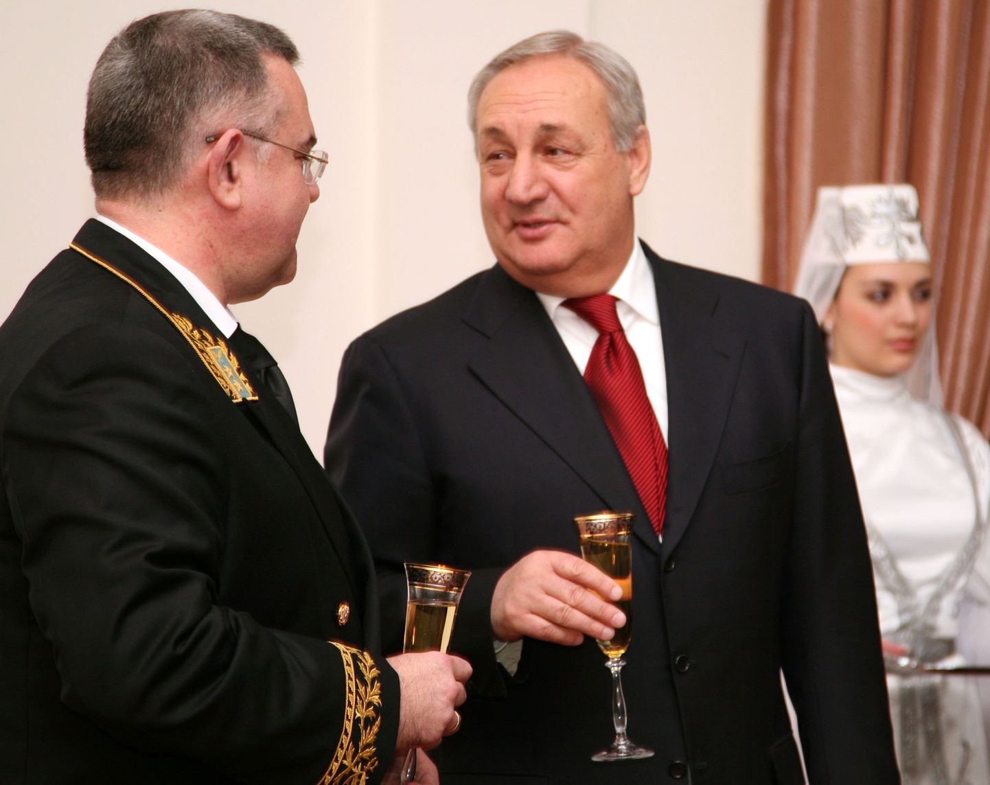 Vene suursaadikuba separatistlikku Abhaasiasse lähedatud Semjon Grigorjev löömas šampanjaklaase kokku kohaliku liidri Sergei Bagapšiga.