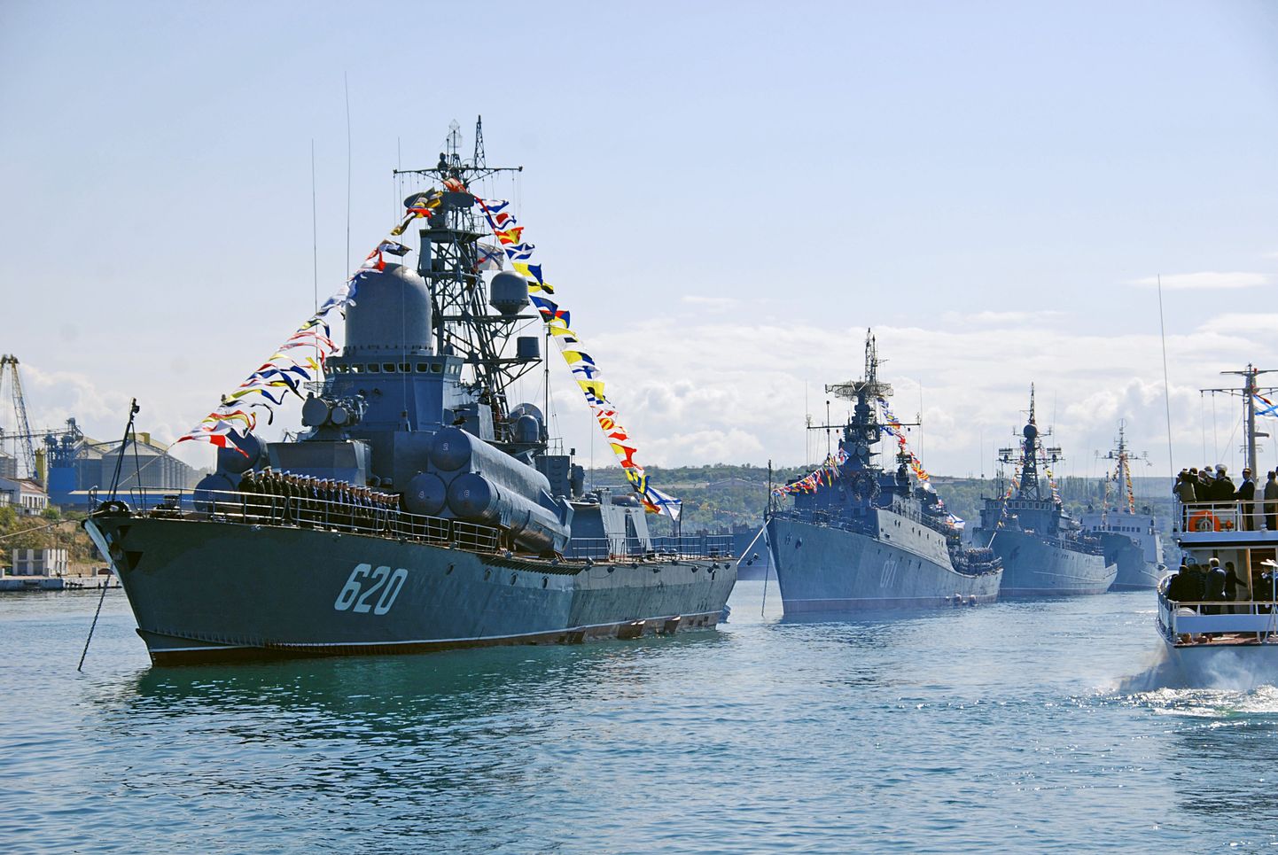 Vene sõjalaevastiku paraad Sevastoopolis.