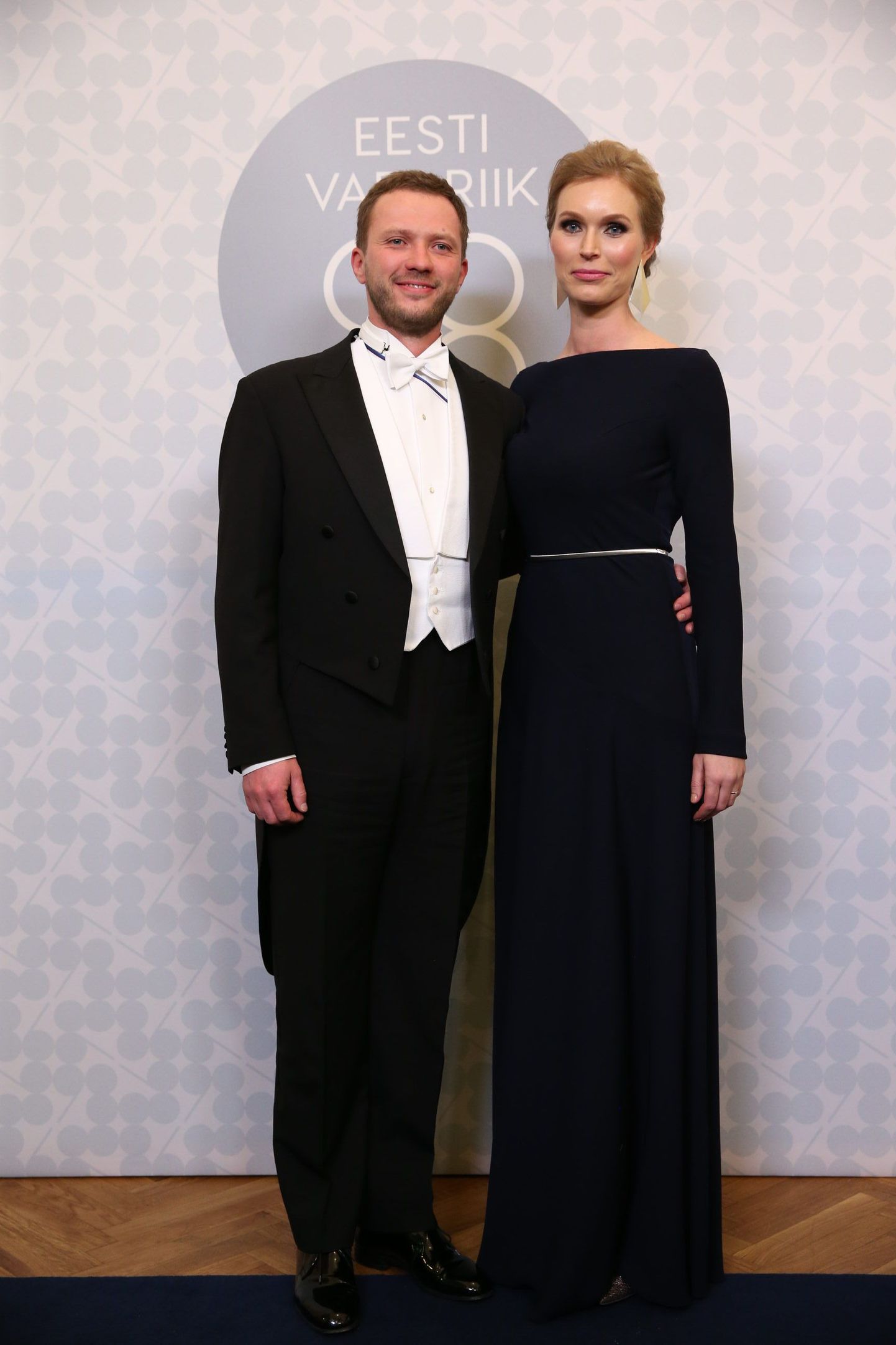 Sotsiaalkaitseminister Margus Tsahkna ja Anna-Greta Tsahkna, kelle kleidi on teinud Hanna Korsar ja ehted Kärt Maran.