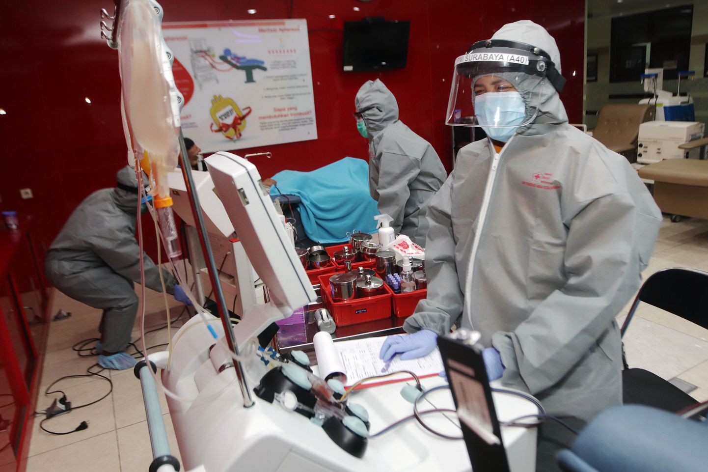 Pärast viirushaiguse põdemist tekivad veres antikehad, mis võitlevad uue viirusrünnaku vastu. Õde Indoneesias Surabaya haiglas vereplasma töötlemisprotsessi jälgimas 30. juunil 2020.