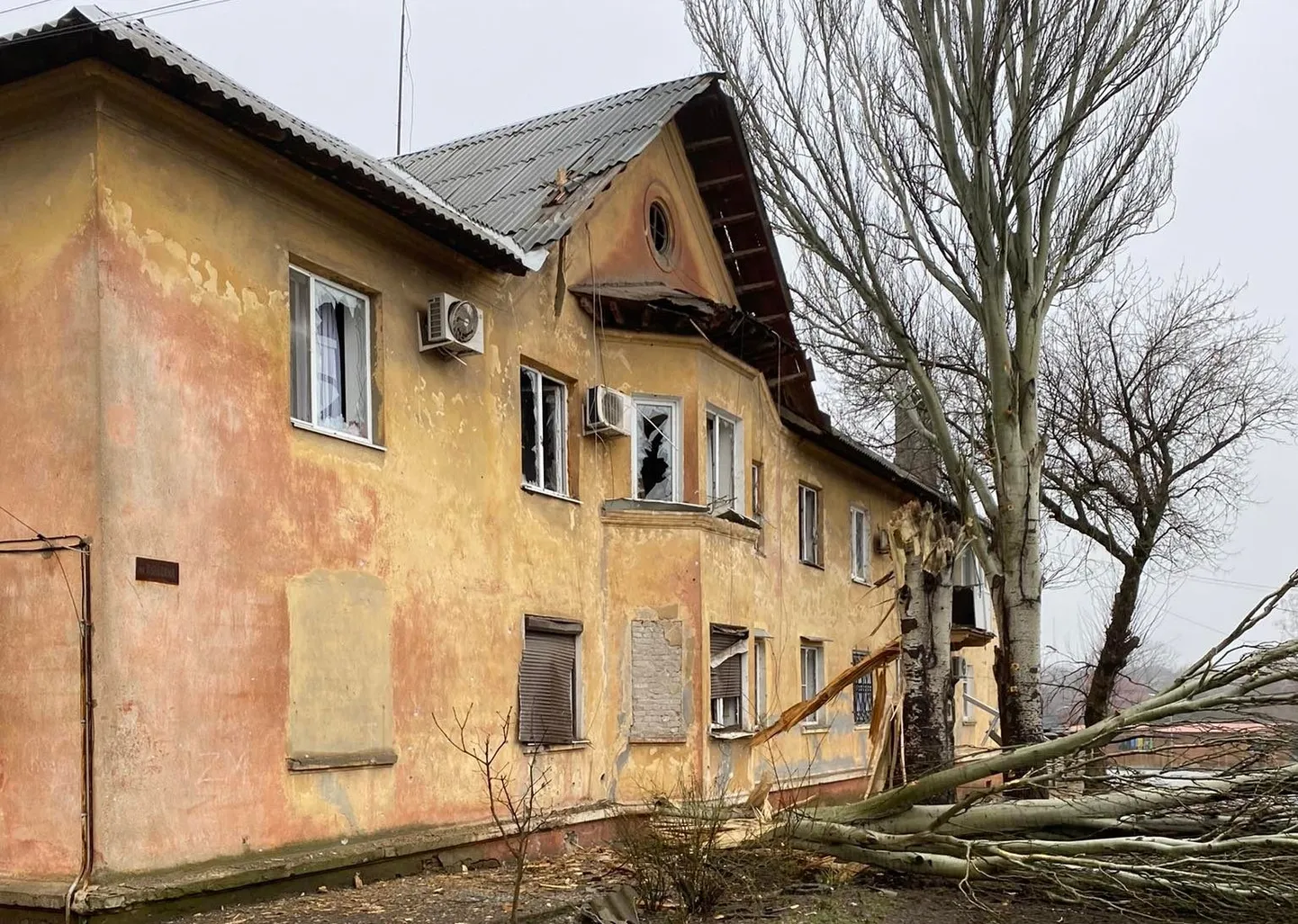 Tabamusi on saanud majad ja ka puud. Foto on tehtud 2. märtsi hommikul.