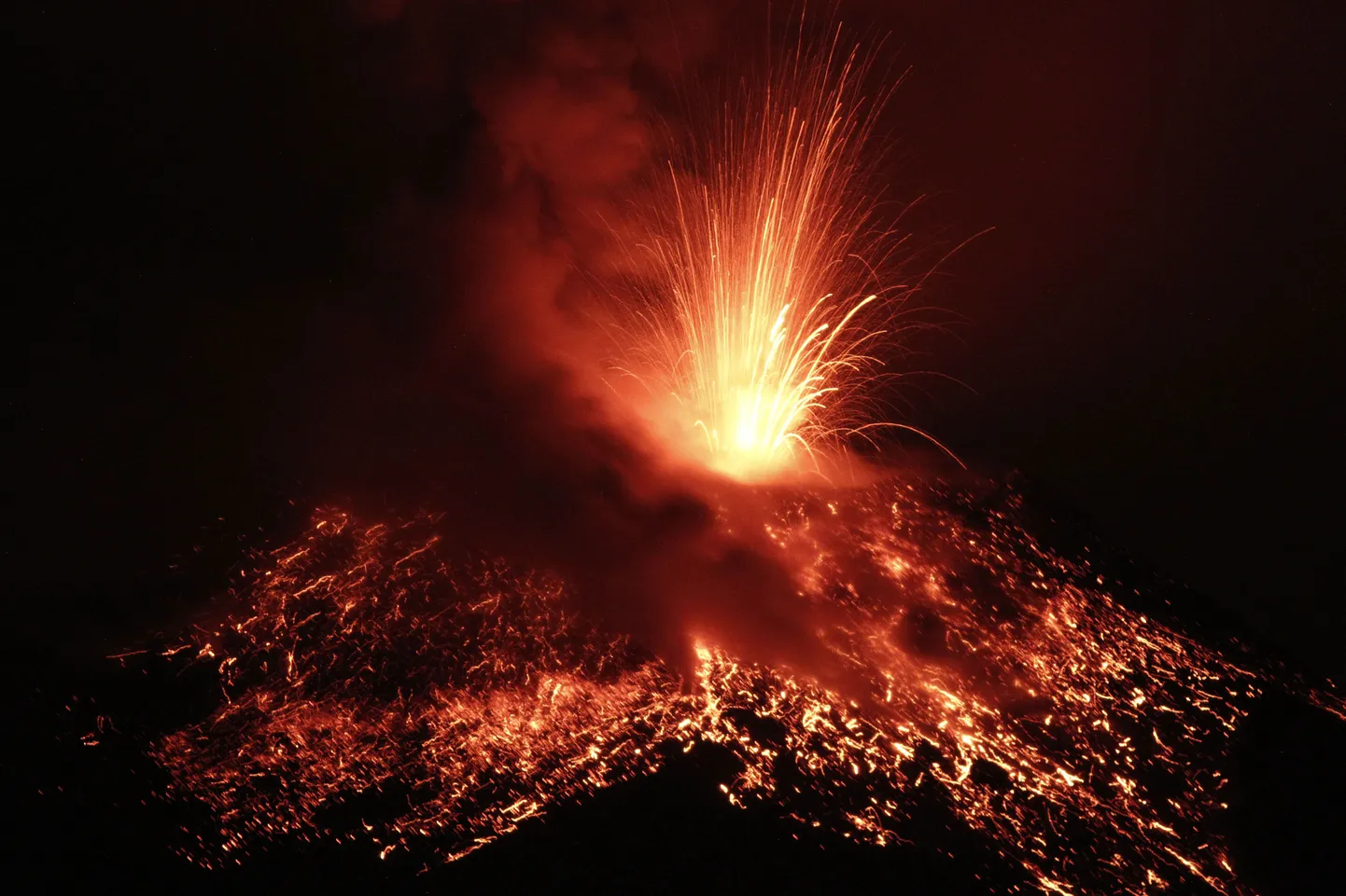 Tungurahua vulkaan eile Juive Grande linna poolt vaadatuna.