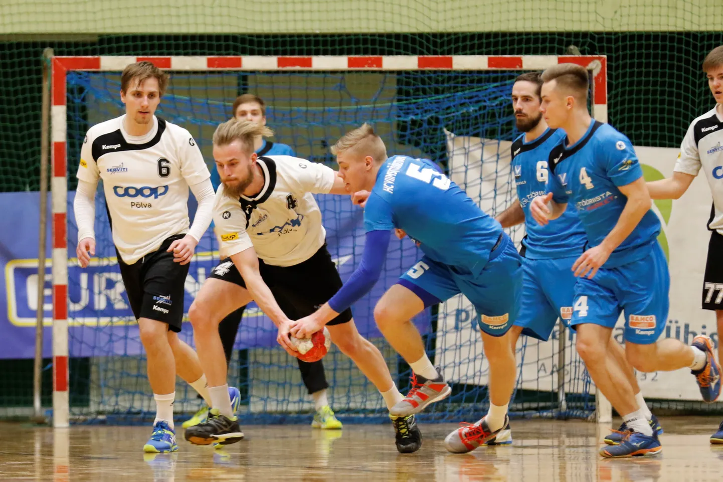 Puhkuselt naasnud Andreas Rikken (valges nr 4) viskas Coop Põlva parimana 7 väravat ja rassis ka kaitses.