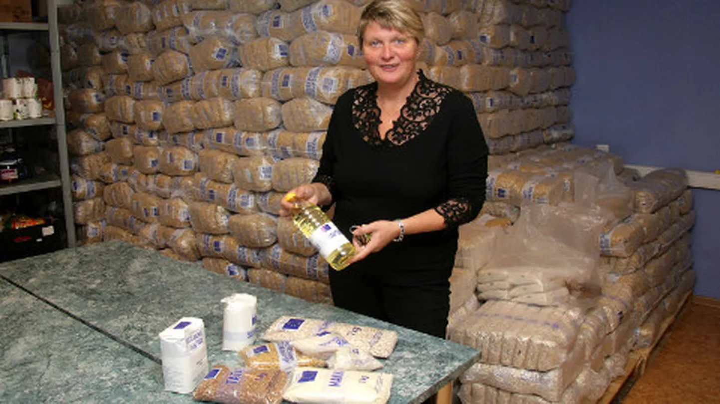 Jõhvi toidupanka jõudis 14 tonni Euroopa Komisjoni toiduabi. Kõige rohkem läheb jagamisele makarone ja jahu, vähem tatart, riisi, suhkrut ja toiduõli, ütles toidupanga koordinaator Kaia Kaldvee.