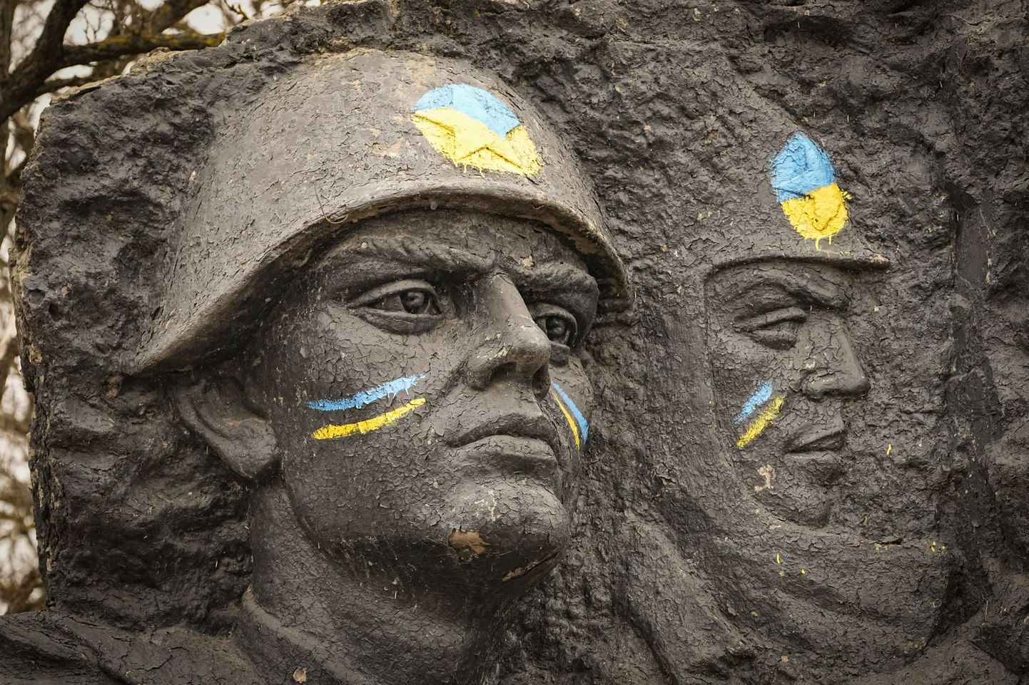 Nõukogude-aegsed monumendid värvituna Ukraina lipuvärvidesse. 17. märts 2024.