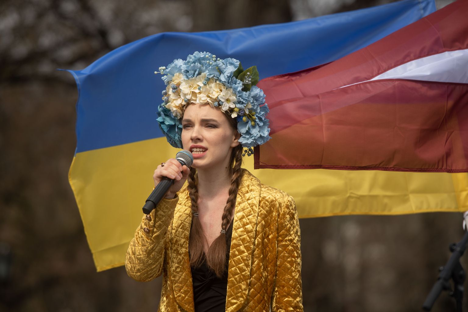 Dziedātāja Katrīna Gupalo uzstājas mītiņā "Krievu balss pret karu"