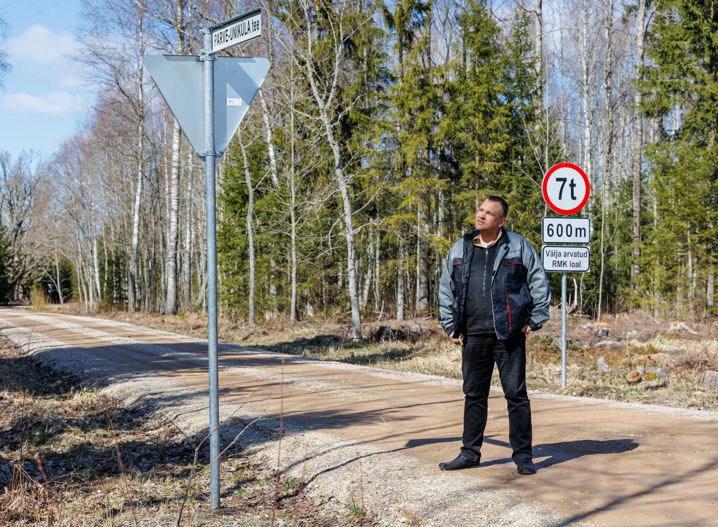 Jüri Noorsalu, kel on tuulikute mõjualas kinnistu, käis Uniküla kandi uuenenud teedega tutvumas ja imestas, miks on keset metsa paigaldatud nn tänavasildid.