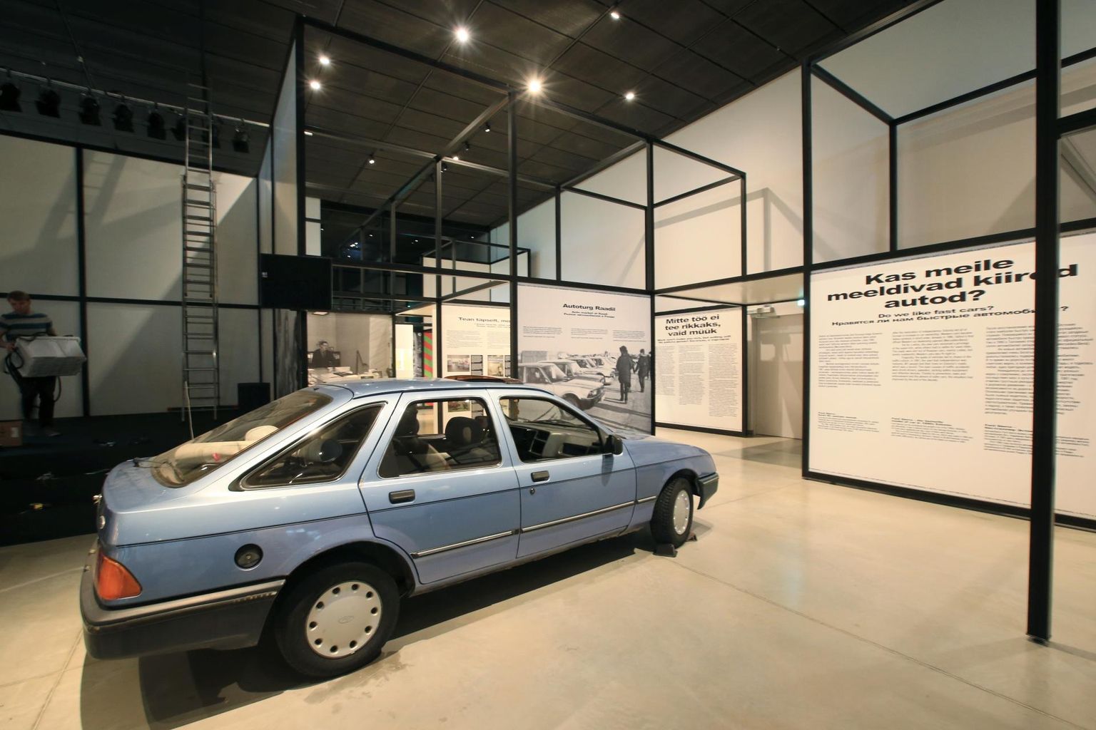 Kultuslik Ford Sierra, mis on Eesti autofolklooris kinnistunud ja jõudnud lauludessegi. Veel kaks aastakümmet tagasi kasutuses olnud tarbeesemed võivad külastajates tekitada nostalgiatunde, kuid ka küsimuse, miks neid üldse eksponeerima peaks. 