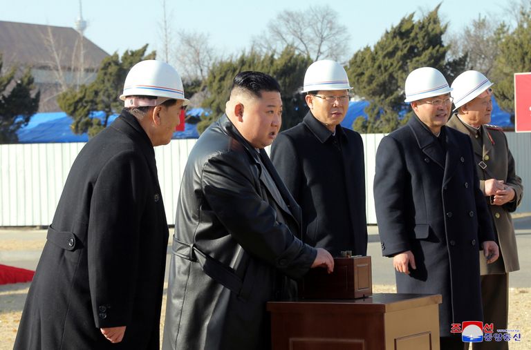 Põhja-Korea juht Kim Jong-un (keskel, ilma kaitsekiivrita) külastas Pyongyangis uue haigla ehitusplatsi