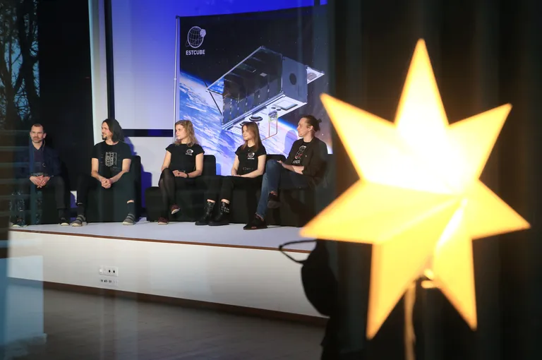 ESTCube-2 esitluse moderaator oli pressijuht Karl Vilhelm Valter. Paneelis osalesid (vasakult paremale) observatooriumi direktor Antti Tamm, ESTCube teadusjuht Andris Slavinskis, kommunikatsioonijuht Katriin Kristmann, nooreminsener Agnes Rohtsalu ja projektijuht Hans Teras.