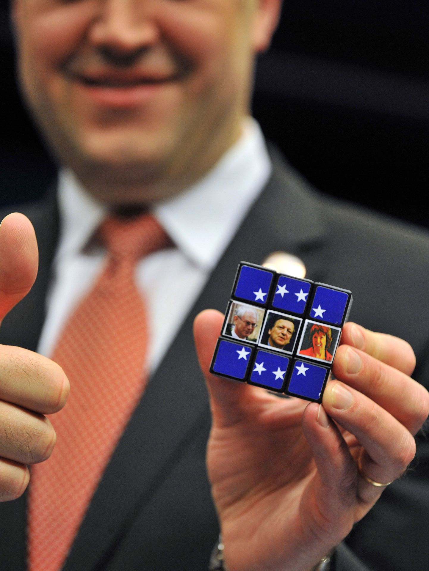 Rootsi peaminister Fredrik Reinfeldt näitab Rubiku kuubikut, millele ELi vastse presidendi Herman Van Rompuy, Euroopa Komisjoni esimehe Jose Manuel Barroso ja ELi nn välisministri Catherine Ashtoni fotod.