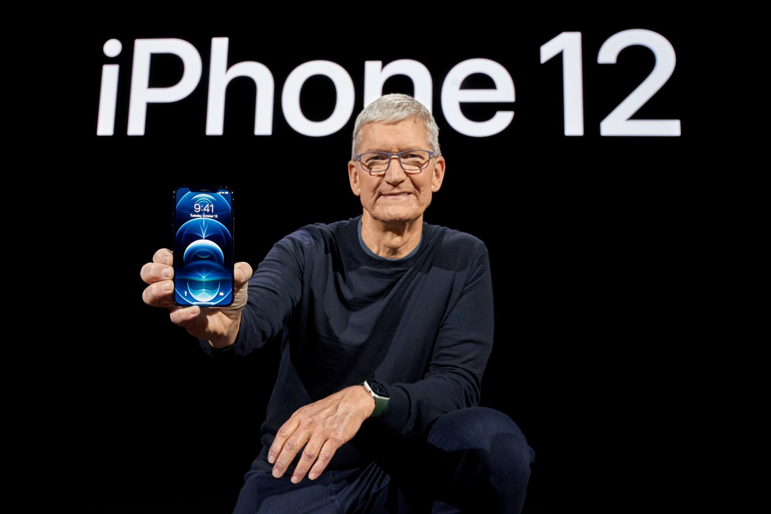Apple'i tegevjuht Tim Cook demonstreerimas uut nutitelefoni iPhone12 Pro