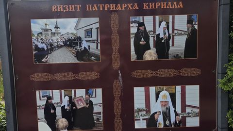«Kaua on kirikul veel sidemed tapjatega?» Narva kiriku juures riputati sõjatoetajast patriarh Kirilli fotod