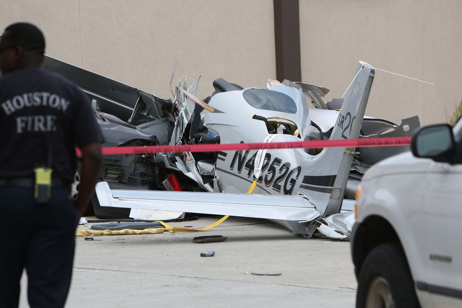 Houstoni lennuvälja lähedal kukkus parkimisplatsile väikelennuk.