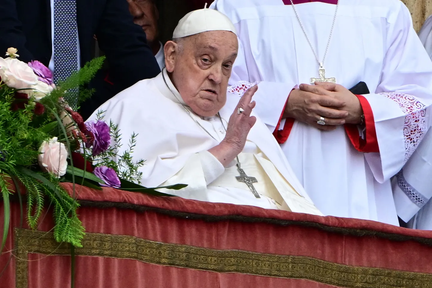Paavst Franciscus täna ülestõusmispühade missa järel Püha Peetruse basiilika rõdul.