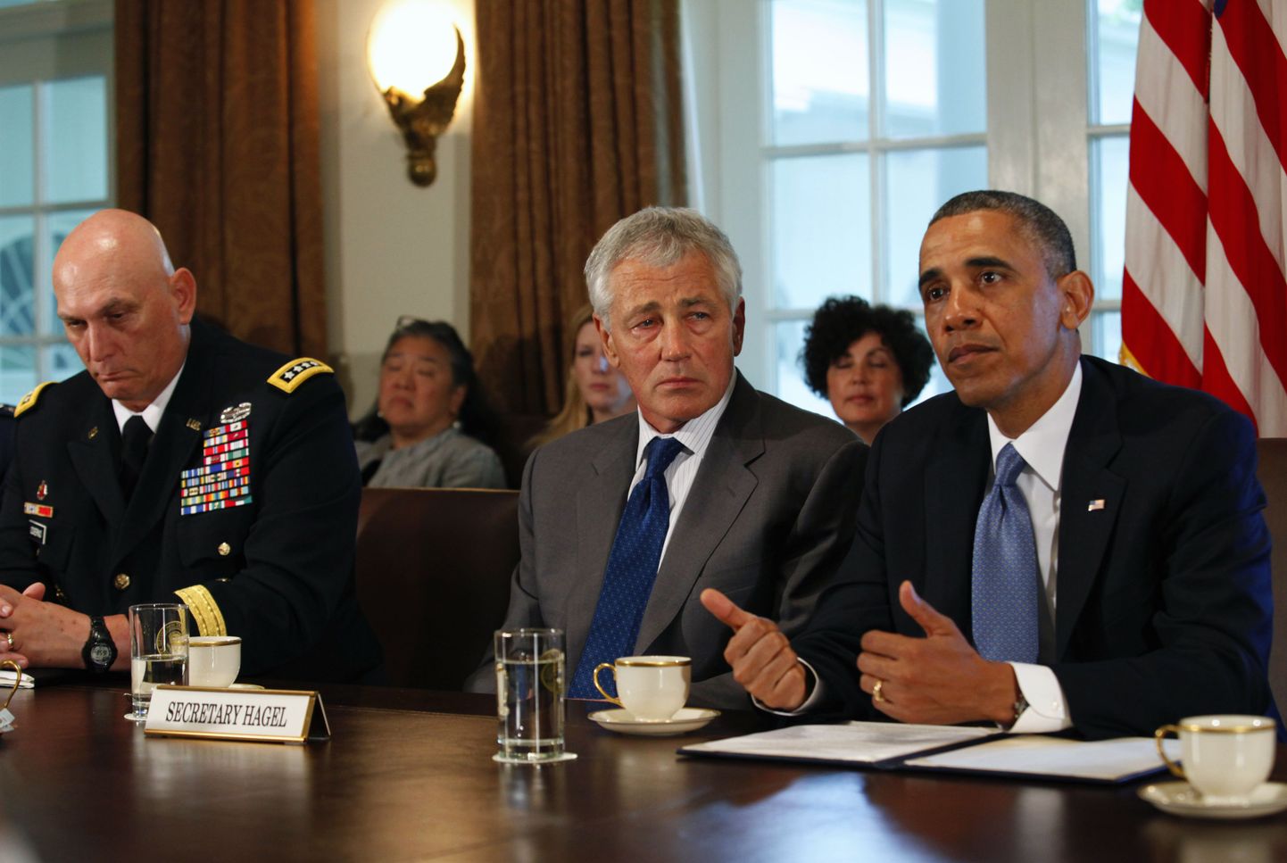 Kindral Ray Odierno (vasakult) ja kaitseminister Chuck Hagel kuulavad president Barack Obamat rääkimas seksuaalse ahistamise probleemist sõjaväes.