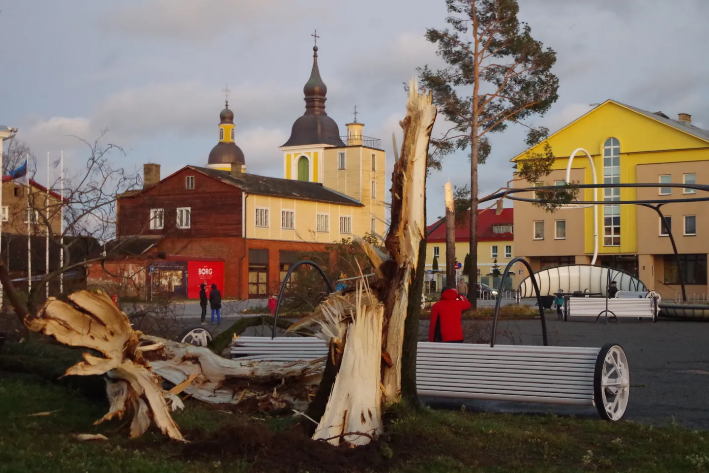 Torm laastas Võru keskväljakul.