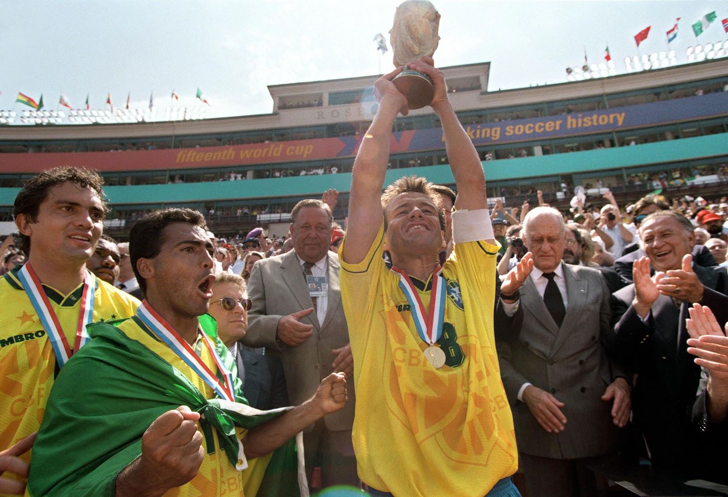 Brasiilia võidukas koondis 1994. aastal Esiplaanil karikaga Dunga, vasakut esimene Branco ning tema kõrval Romario.