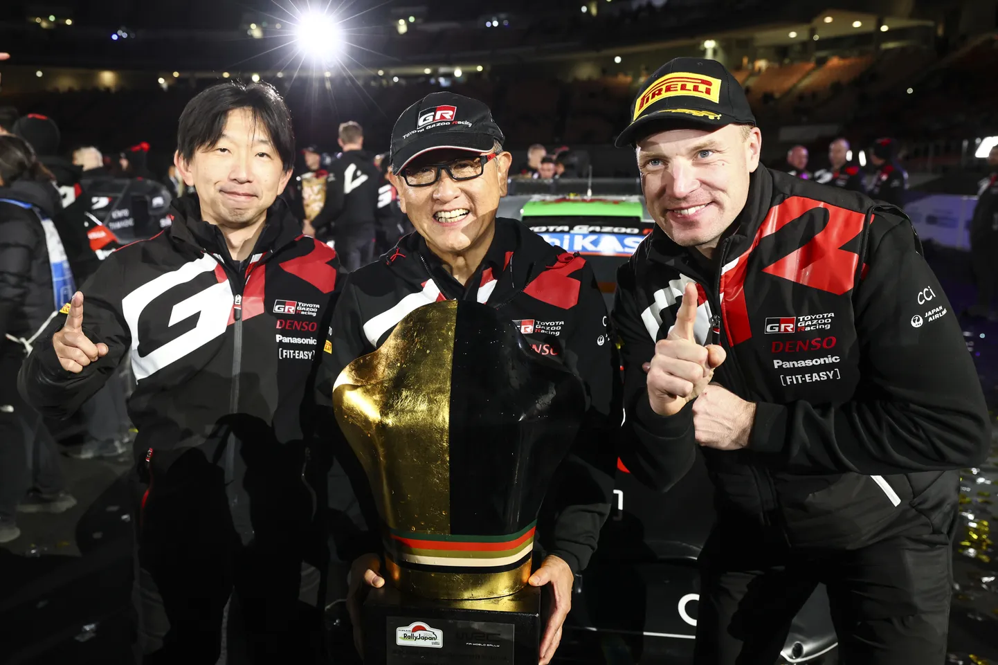 Yuichiro Haruna (vasakult), Akio Toyoda ja Jari-Matti Latvala otsustasid ühiselt, kellest saab viimase asendaja.