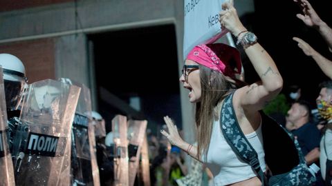 Serbijā protesti pret Vučiča valdību atkal pāraug sadursmēs ar policiju