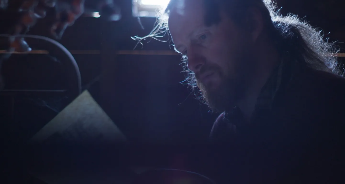 Mehis Heinsaar filmis «Pingeväljade aednik».
