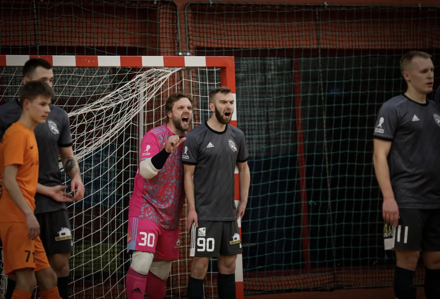 Tartu Ravens Futsali väravavahi Rene Kolsari (nr 30) sõnul on poolfinaalis kindlasti raske Cosmosele vastu hakata.