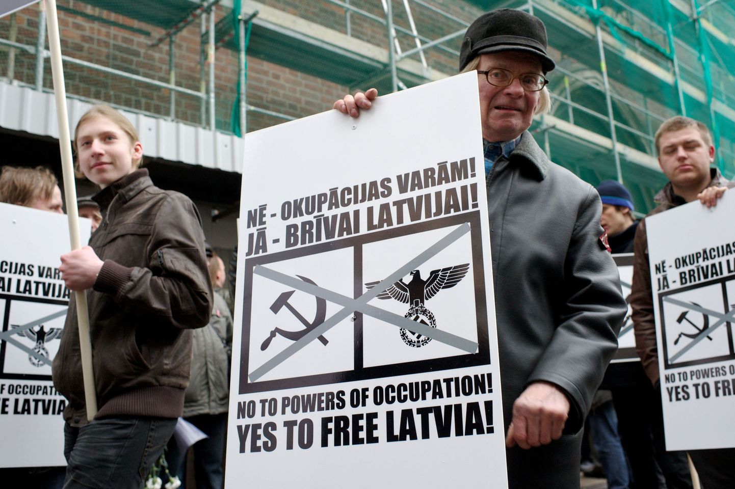 «Ei okupatsioonijõududele! Jah vabale Lätile!» kuulutavad loosungid leegionäride päeva marsil.