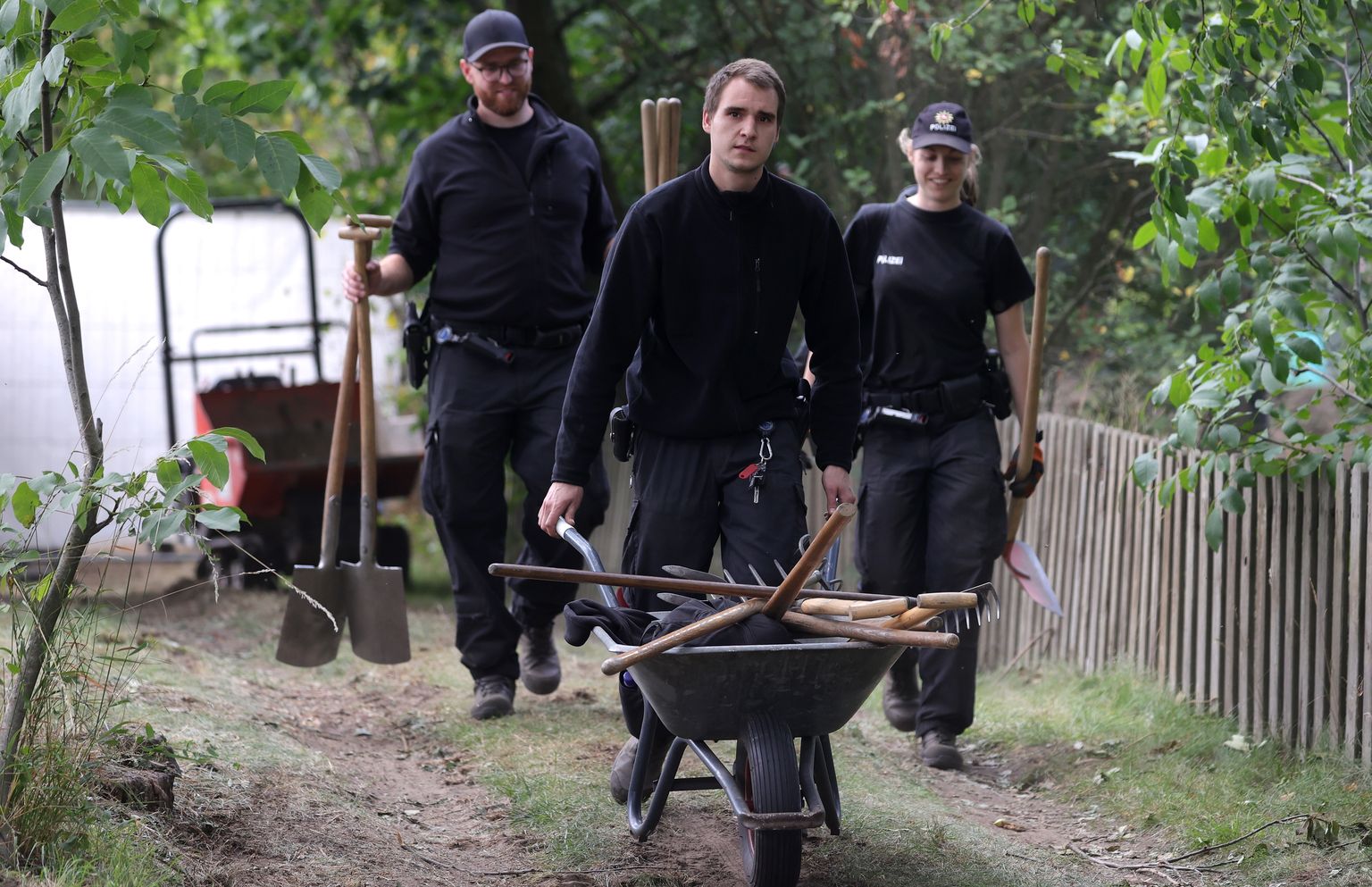 Saksa kriminaalpolitseinikud tööriistadega Hannoveri kogukonnaaias, kus tehti kaevamisi seoses Madeleine McCanni kadumise kahtlusaluse Christian Brückneriga