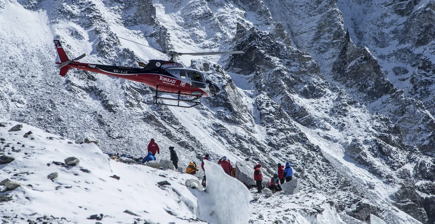 Päästehelikopter Džomolungmal. Šerpade arvates võivad turismihelikopterid käivitada lumelaviine