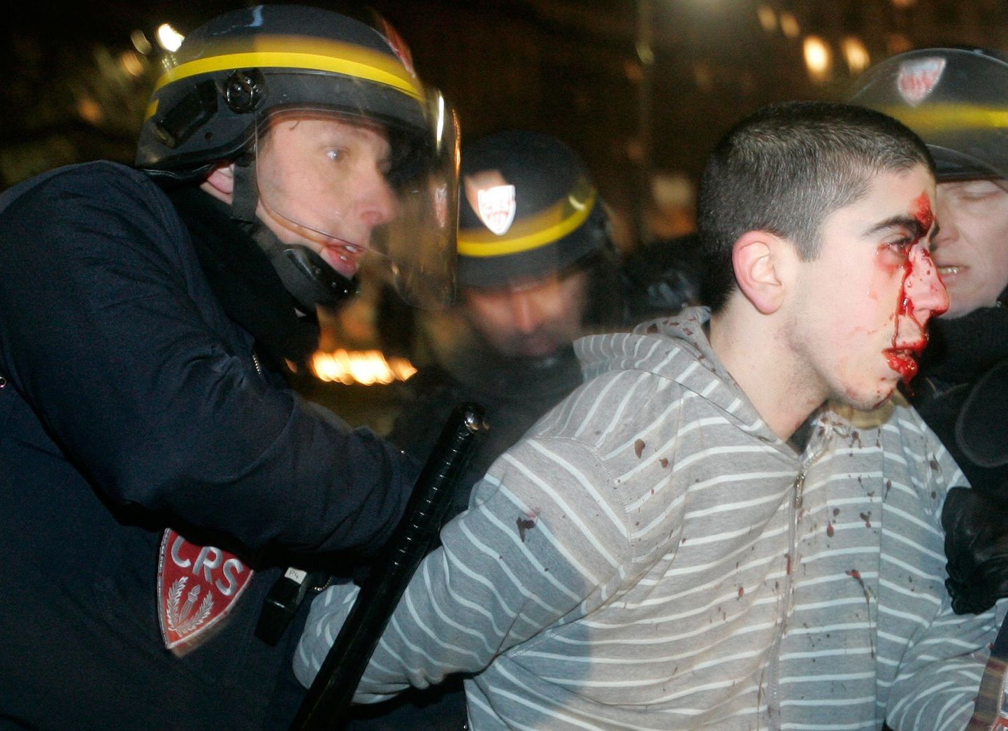 Prantsuse politseinik jaanuaris Pariisis Palestiina-meelset meeleavaldajat vahistamas.