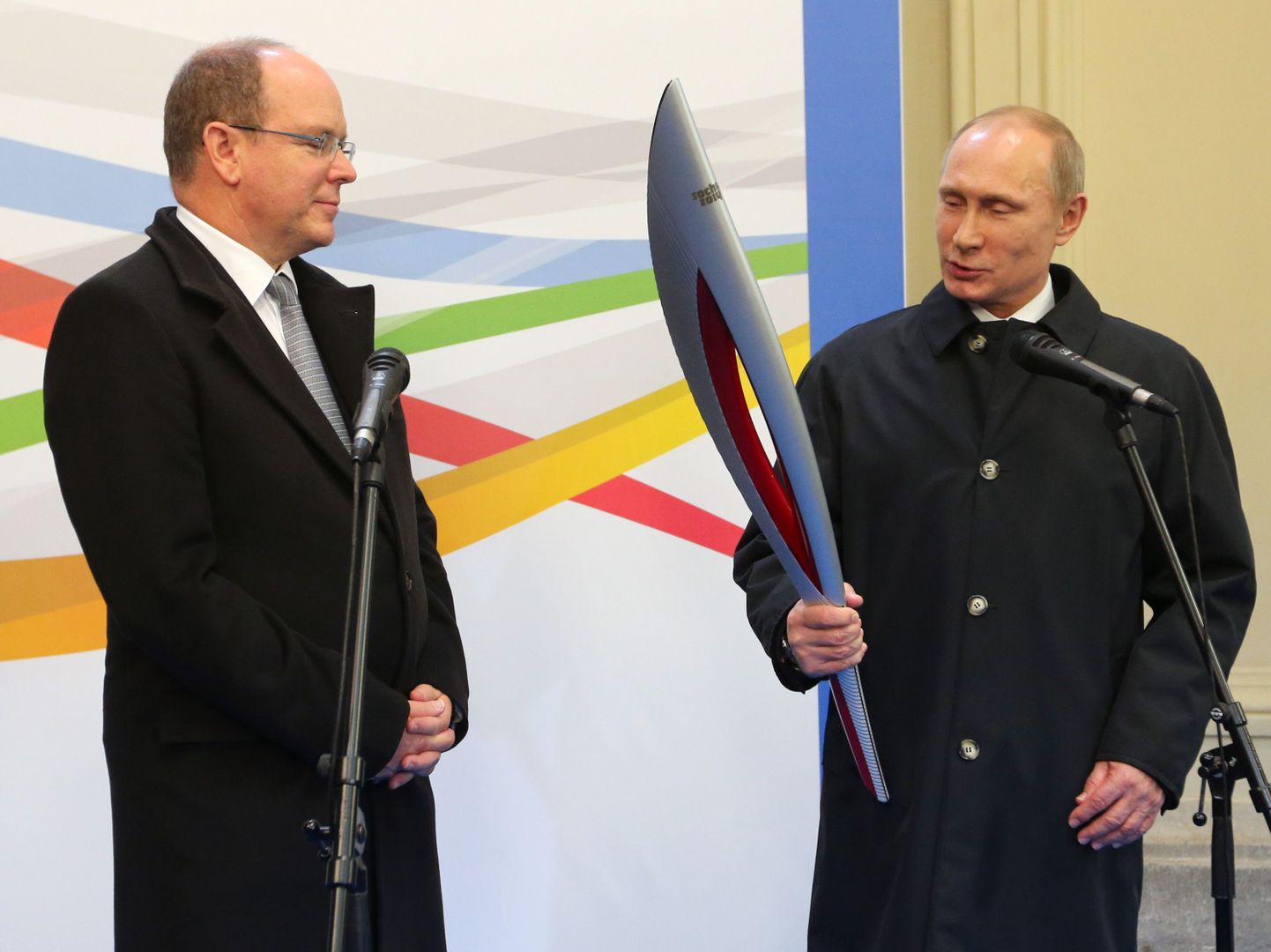 Владимир Путин с олимпийским факелом.