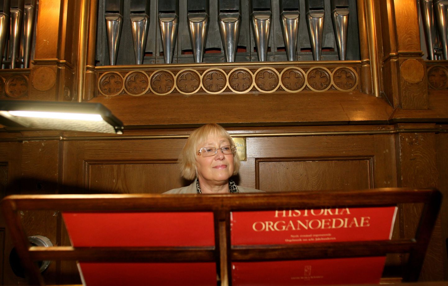Pildil Tartu Peetri kiriku orel, mida mängib organist Anneli Klaus.
