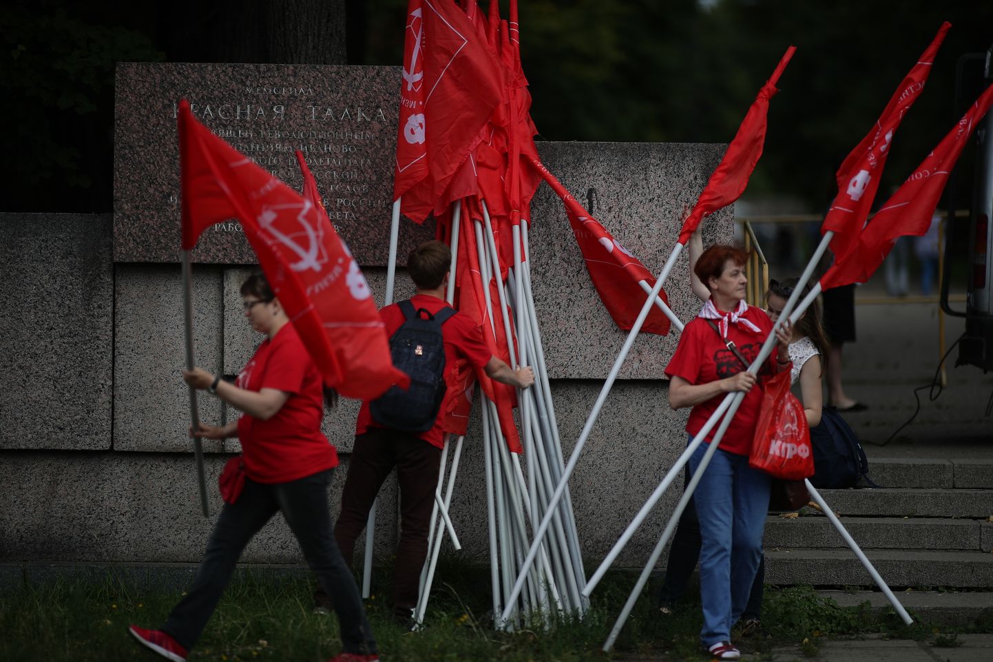 Kommunistliku partei lippudega venelased protesteerisid pensioniea tõstmise vastu Ivanovo linnas.