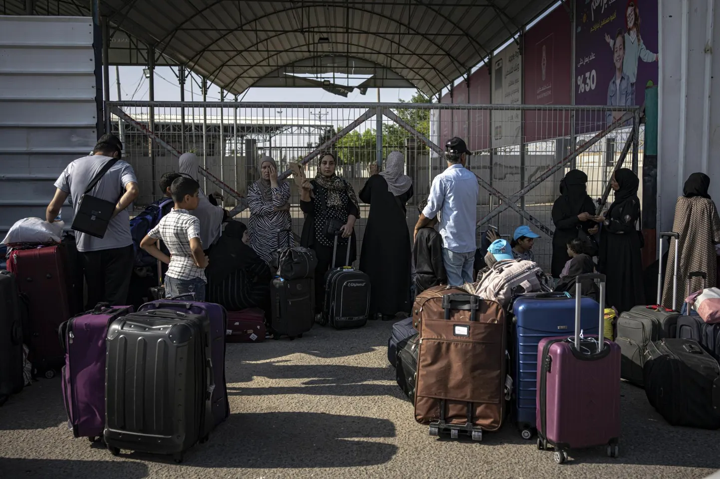 Palestiinlased ootamas Rafah’ piiripunkti juures Egiptusesse pääsemist. 