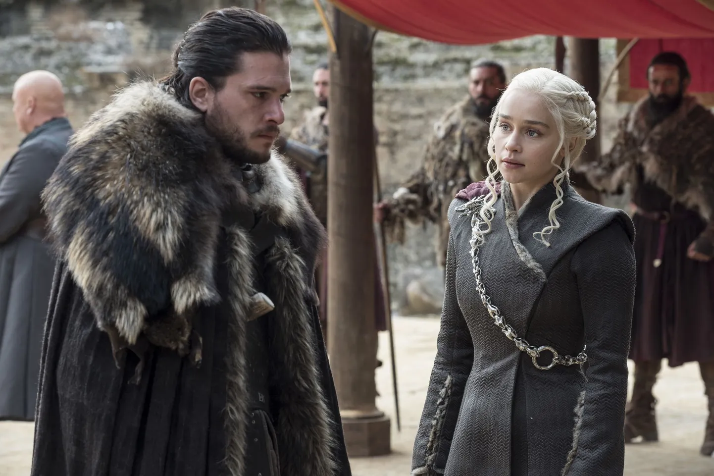 Stseen «Troonide mängust». Pildil Kit Harington ja Emilia Clarke