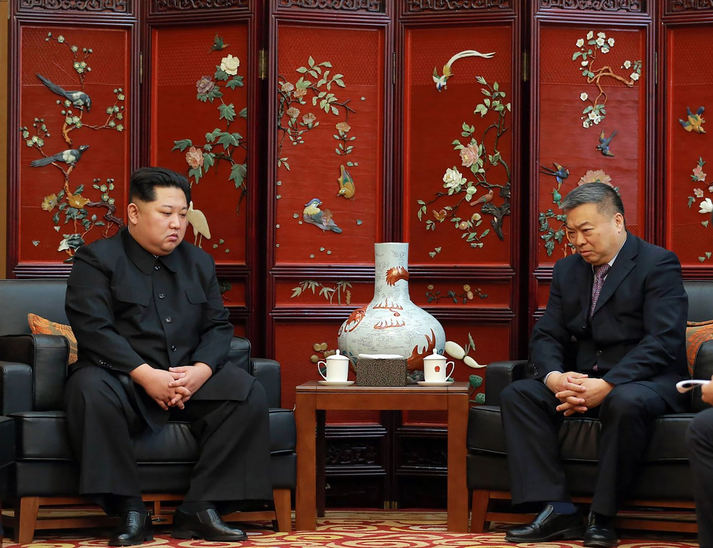 Põhja-Korea liider Kim Jong-un ja Hiina suursaadik Põhja-Koreas Li Jinjun.