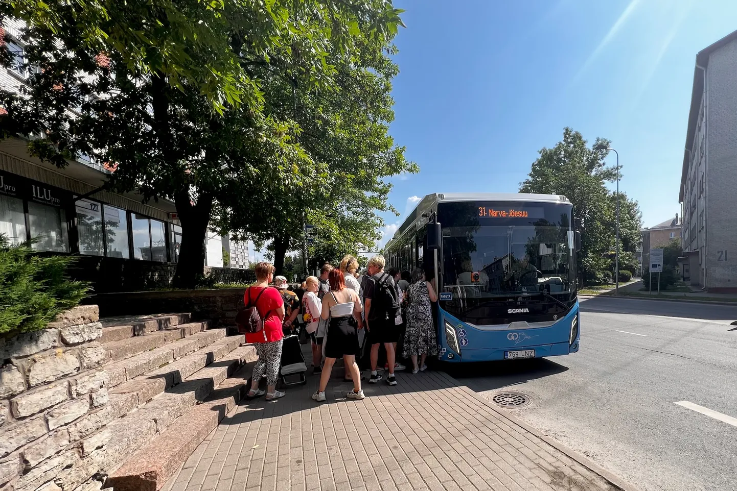 Заполненная людьми автобусная остановка в центре Нарвы: в жаркие дни лета нарвитяне стремятся на автобус №31, осуществляющий регулярное сообщение между Нарвой и Нарва-Йыэсуу.