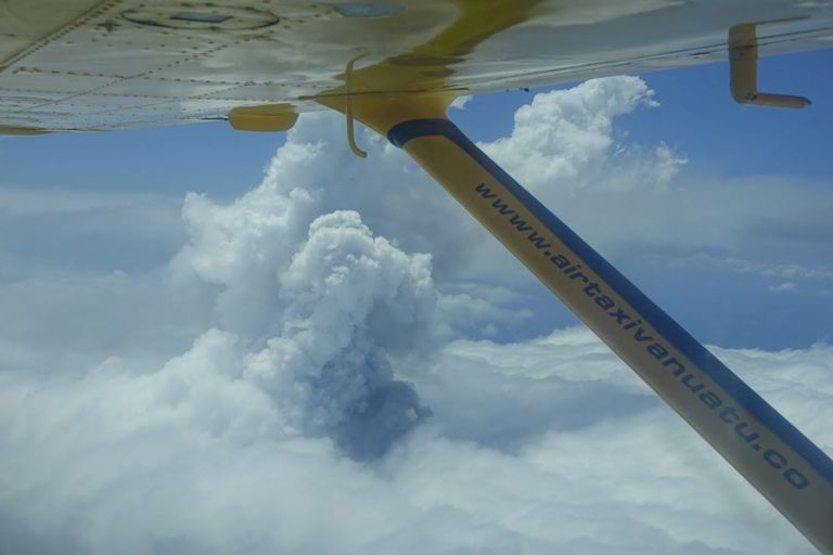 Vulkaani suits tõuseb pilvedest kõrgemale. /REUTERS/SCANPIX.