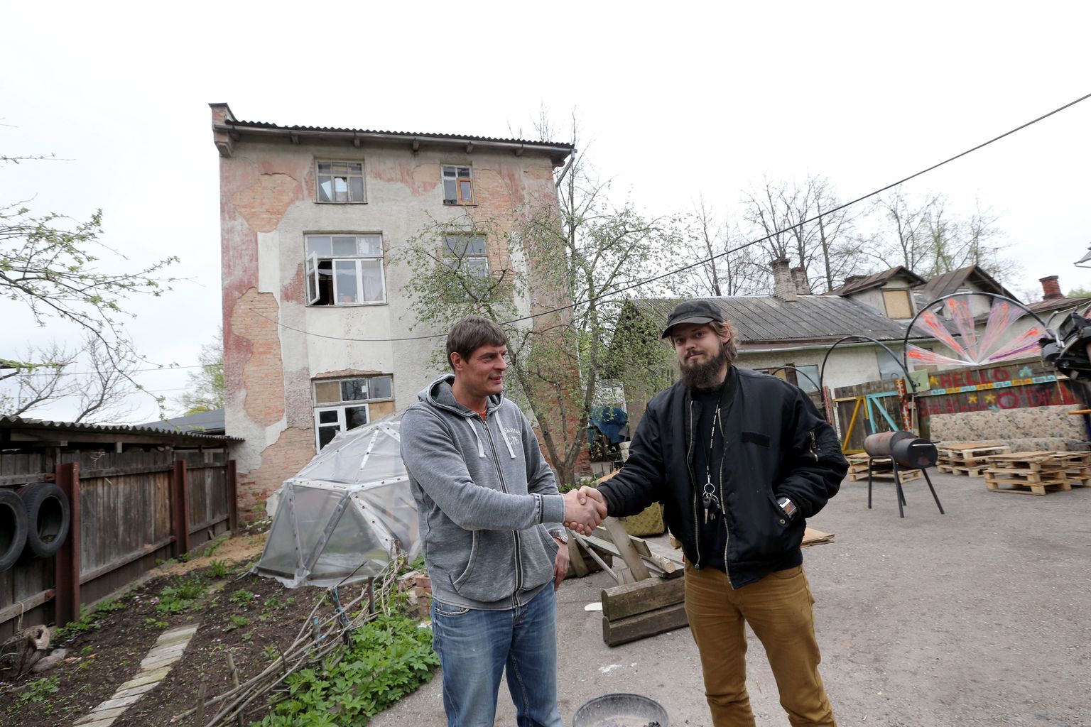 Tõnissoni majade uus omanik Rait Kuusik (vasakul) on jõudnud skvotterite esindaja Olev Rootsiga kokkuleppele, et noored lahkuvad majast maikuu lõpuks.