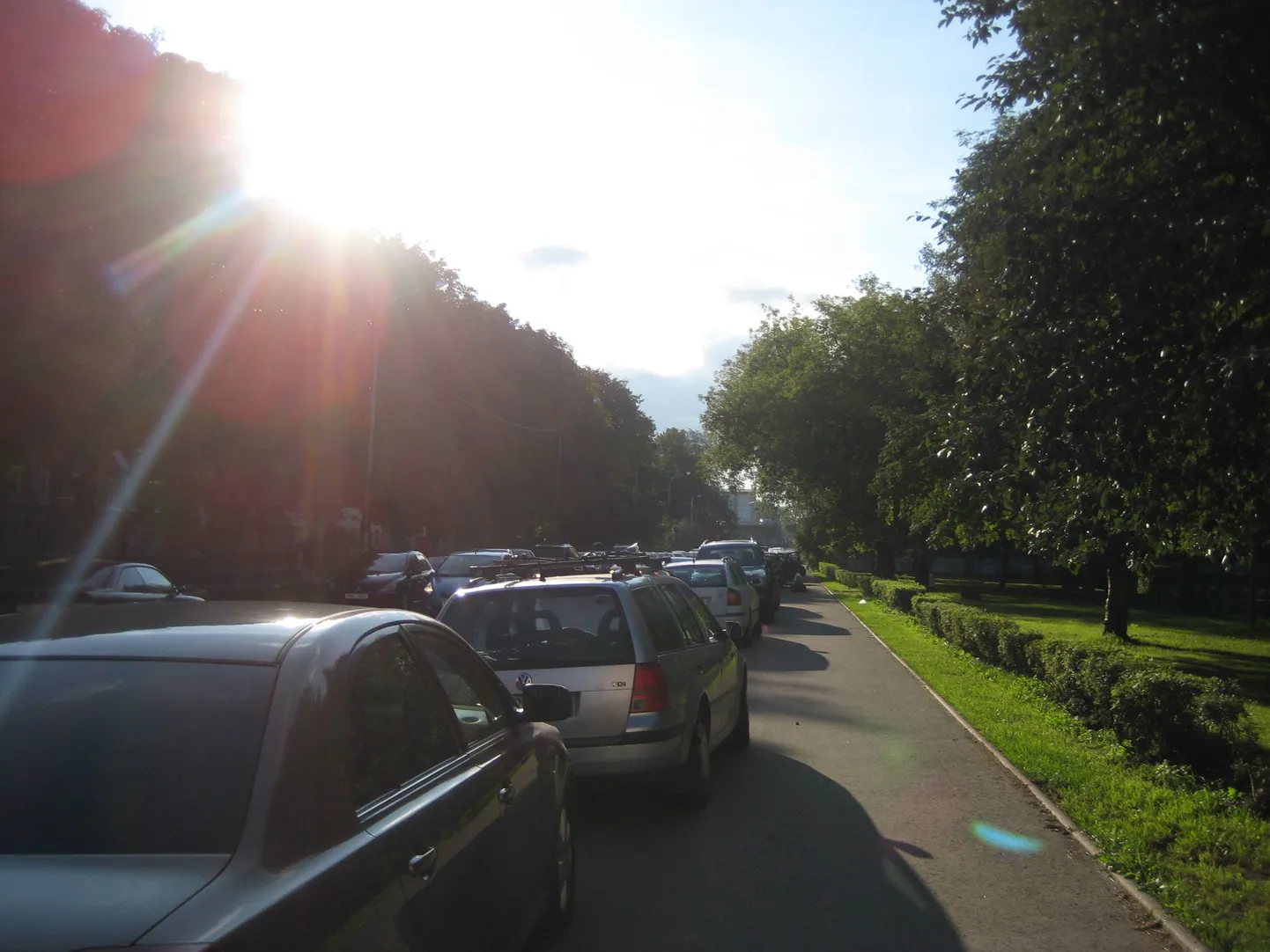 Lapsevanemad parkisid oma autod kooli vastas olevale kõnniteele, kuigi seal pole parkimist lubavat märki ja tee ääres on kollane joon.