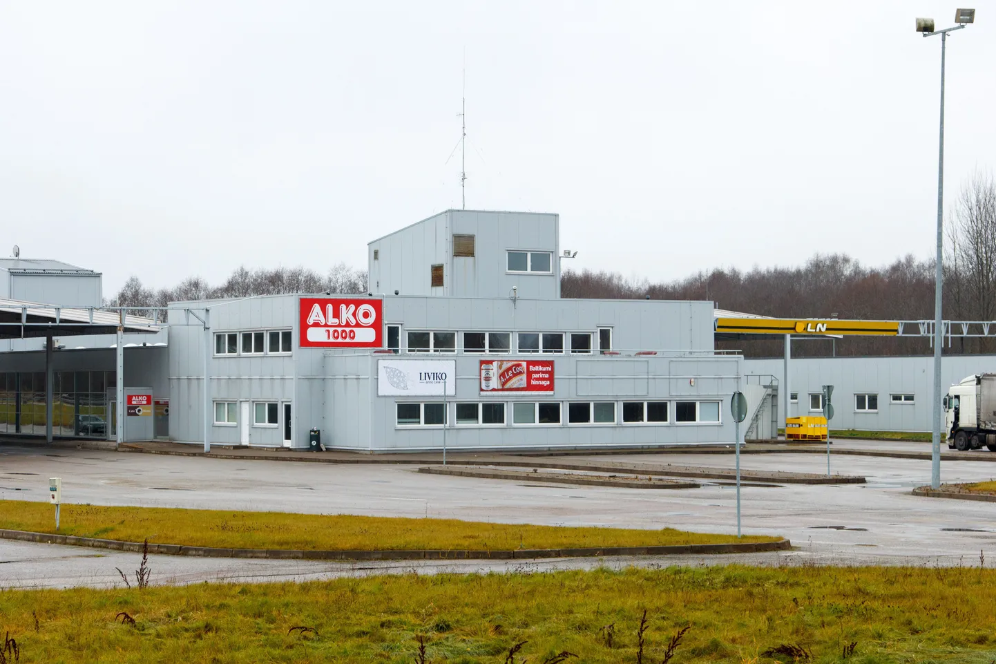 Paljud Lõuna-Eestlased on käinud aasta jooksul napsi ostmas Valga-Valka endisesse piiripunkti rajatud alkoholipoes. Kel rohkem aega, külastab teisigi Põhja-Läti linnu, et sealset valikut uurida.