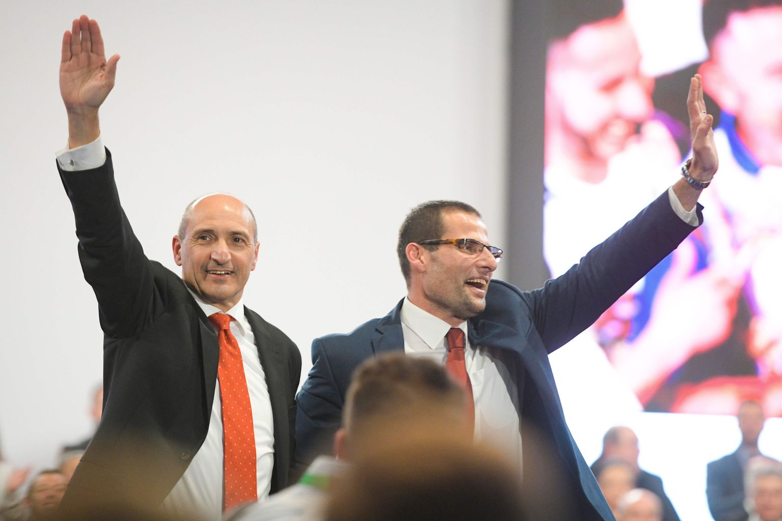 Malta valitseva Tööpartei juhiks valitud Robert Abela (paremal) laupäeva õhtul Paolas parteikongressil. Temast saab peagi Malta uus peaminister.